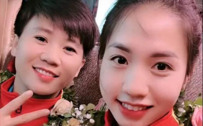 ĐT nữ Việt Nam trở về nước, nhan sắc của hotgirl 2k chiếm trọn spotlight