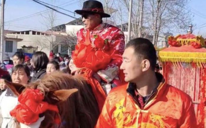 Cưới vợ kém 30 tuổi, cụ ông bị đồn 'nhà có mỏ khoáng sản' nhưng sự thật lại khiến người nghe kinh ngạc