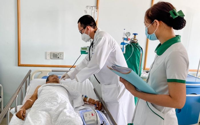 Bệnh nhân bị thủng phổi, máu phun đầy lồng ngực được cấp cứu thành công