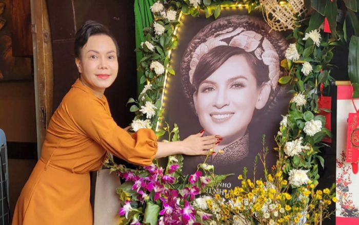 Đầu năm mới, nghệ sĩ Việt Hương đến thăm nhà hàng của cố ca sĩ Phi Nhung, nói một câu đầy xúc động