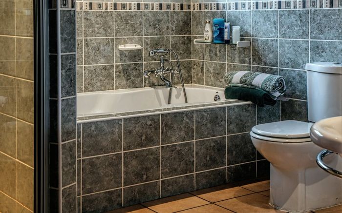 Tới nhà chơi vài ngày, cô gái sững sờ phát hiện điều không tưởng giữa bạn trai và người mẹ