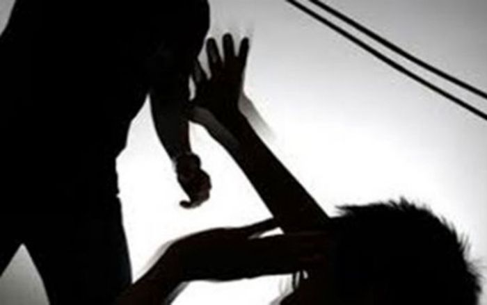 Nghi ngờ vợ có người đàn ông khác, chồng cầm dao đến phòng trọ đâm tình địch nhiều nhát tử vong
