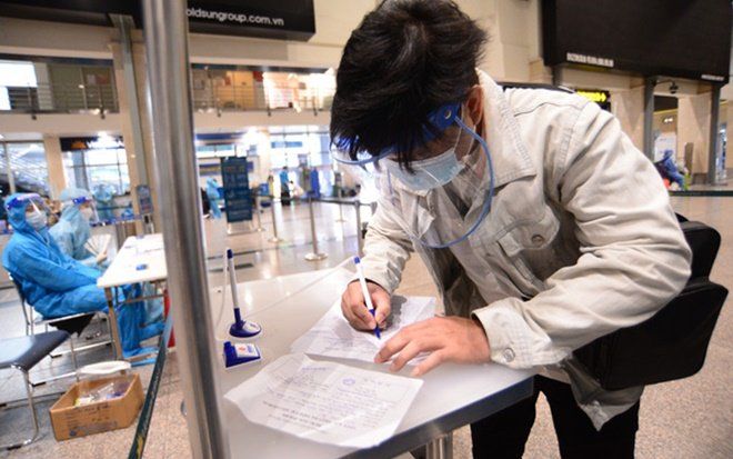 Tin sáng 12-2: Số ca COVID-19 đang điều trị tăng đến hơn 303.000, số ca nặng giảm còn 2.594