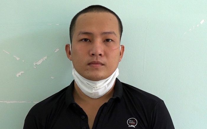Tạt xăng đốt công an để trả thù