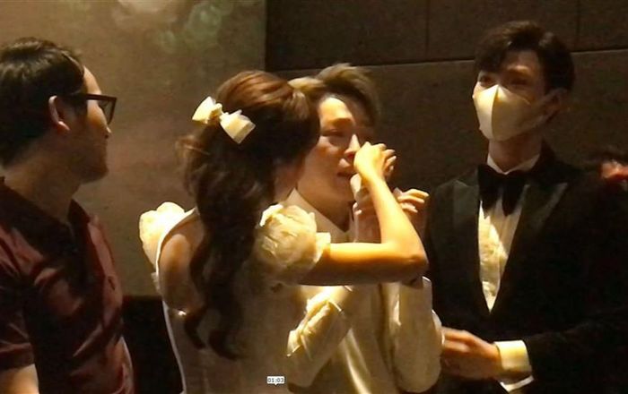 Hòa Minzy đến họp báo ủng hộ Đức Phúc ra MV mới nhưng dân tình chỉ 'loá mắt' vì chiếc nhẫn kim cương