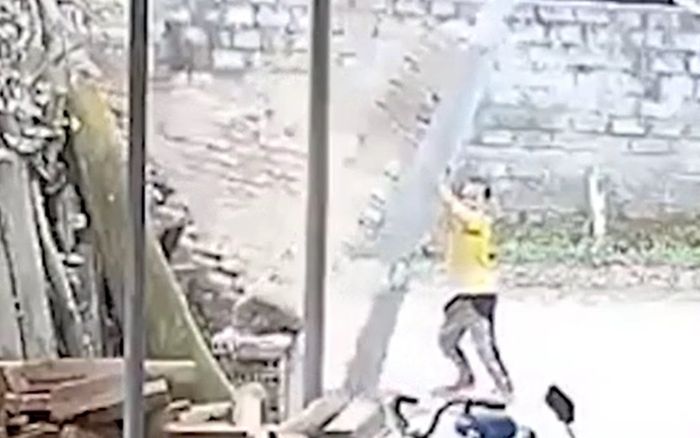 Clip: Thất kinh khoảnh khắc bé gái bị cả mảng tường cùng cánh cổng sắt đổ sập đè lên người