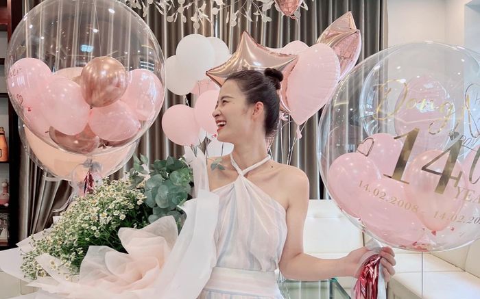 Đúng ngày Valentine, Đông Nhi khoe nhan sắc tươi rói kèm úp mở điều đặc biệt