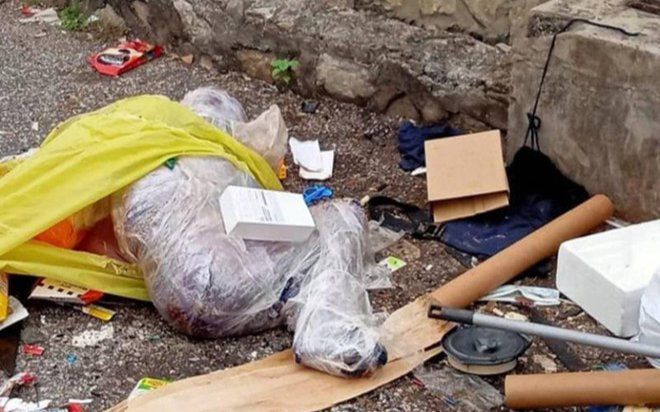 Lao công xanh mặt báo cảnh sát vì phát hiện thi thể bị quấn trong chăn, sự thật khiến ai cũng ngã ngửa