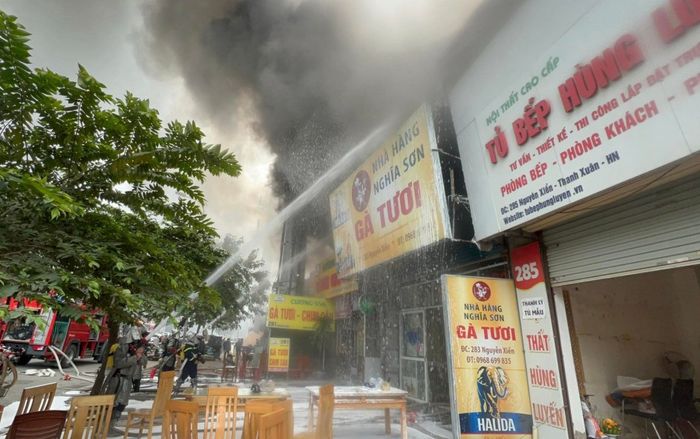 Clip: Lực lượng chức năng nỗ lực khống chế đám cháy tại nhà hàng gà giữa trưa Rằm tháng Giêng