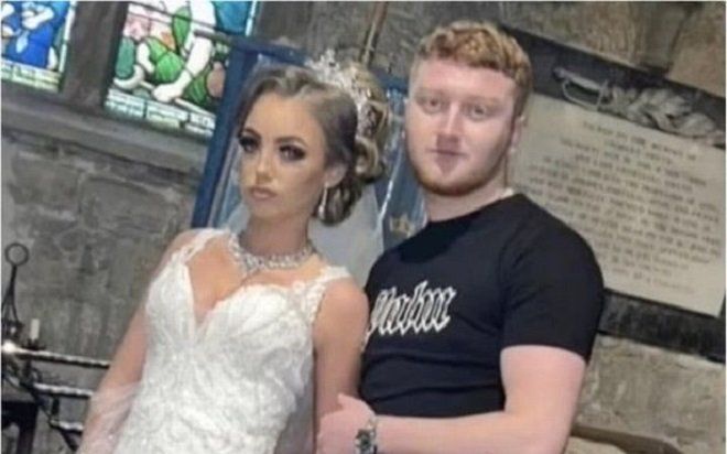 Ăn mặc tuềnh toàng tham dự đám cưới của chính mình, chú rể bị dân mạng 'ném đá' tơi tả