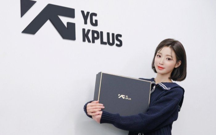 YG Entertainment ký hợp đồng với một nữ ca sĩ 'không có thật': Chuyện gì đây?