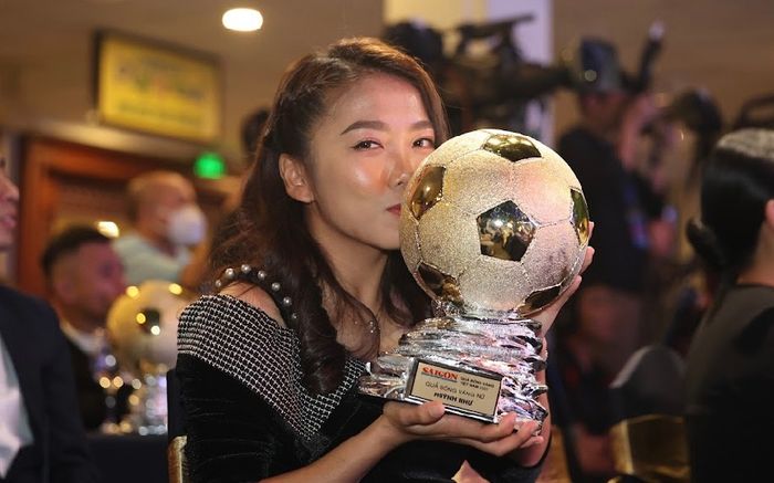 Giành QBV 2021, Huỳnh Như cân bằng siêu kỷ lục của Kim Chi