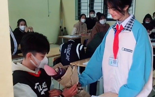 Clip: Nữ sinh ôm bó hoa tiến thẳng vào lớp tặng bạn nam, dân tình thích thú thi nhau 'đẩy thuyền'