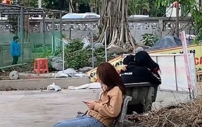 Clip: Cặp đôi thản nhiên ôm hôn trong chùa, bất chấp xung quanh có trẻ con