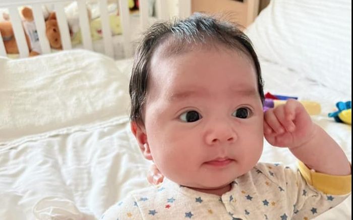 Con trai của Chi Bảo ra dáng 'thanh niên', lộ nét điển trai khi mới hơn 1 tháng tuổi