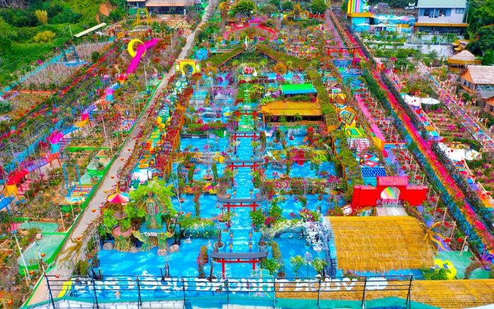 Vườn Thượng Uyển Bay xuất hiện tại Đà Lạt, dân mạng kêu trời vì không khác gì nồi lẩu thập cẩm