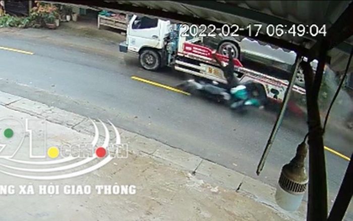 Kinh hoàng cảnh nữ sinh chạy xe máy tốc độ cao tông người đàn ông ngã gục xuống đường