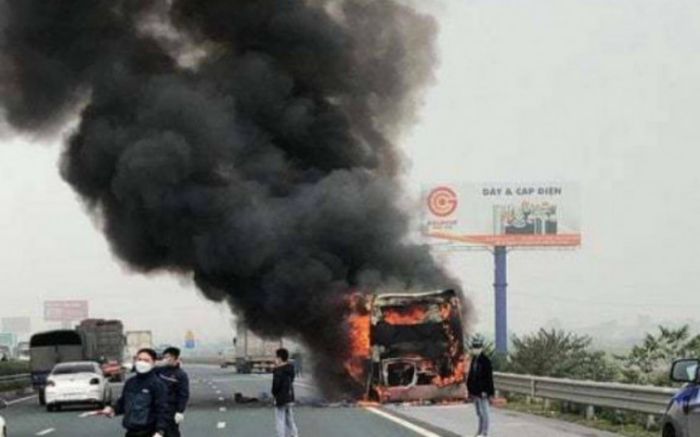 Hà Nội: Xe ô tô bốc cháy trơ khung trên cao tốc Pháp Vân - Cầu Giẽ, nhiều hành khách thoát nạn