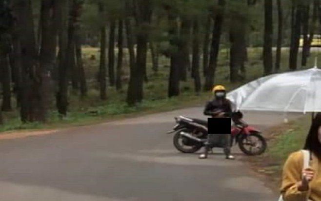 Nam thanh niên khoe 'của quý' trước mặt du khách để cho vui