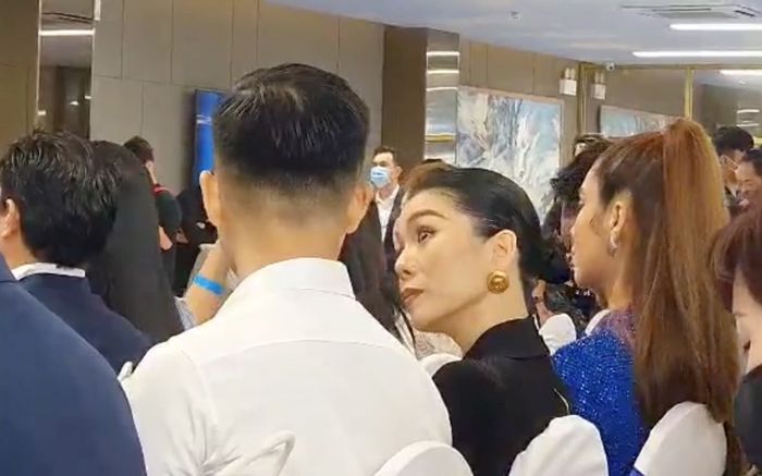 Biểu cảm khó hiểu của Lệ Quyên khi ngồi cạnh Lâm Bảo Châu: Lúc nũng nịu, khi thì trợn mắt