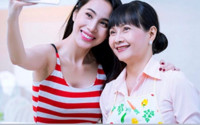 Thủy Tiên bị hàng xóm đòi khởi kiện, mẹ ruột liền nhắn nhủ một câu đầy xúc động!