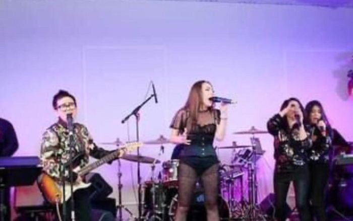 Nhạc sĩ Phương Uyên đăng ảnh đứng chung khung hình với Thanh Hà giữa ồn ào yêu đương đồng giới