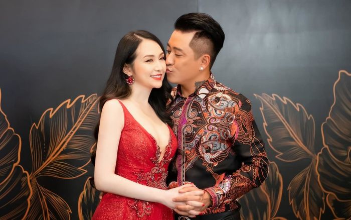 Tuấn Hưng có hành động gây tranh cãi trên sân khấu: Vừa hát vừa video call cho vợ, còn hôn gió mùi mẫn