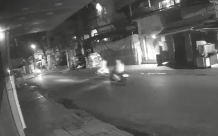 Clip: Nhóm 6 thanh niên ép ngã xe, uy hiếp 2 cô gái để cướp tài sản táo tợn trong đêm