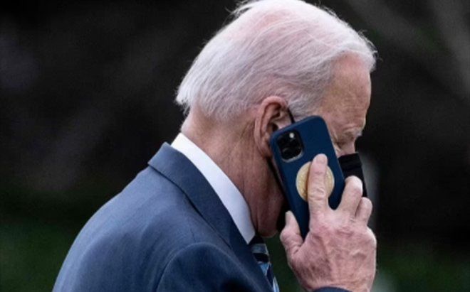 Quay lại Nhà Trắng giữa căng thẳng leo thang, Tổng thống Joe Biden gây chú ý khi dùng iPhone