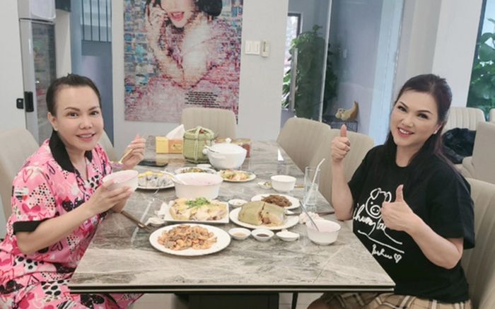 Việt Hương dùng bữa cùng Phương Loan ở Việt Nam, nhìn món ăn trên bàn khán giả liền nhớ đến Chí Tài