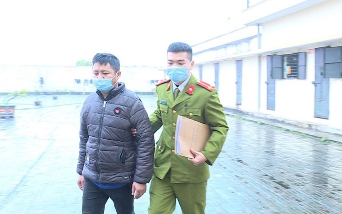 Mâu thuẫn cá nhân, thanh niên mang dầu đi đốt ô tô hàng xóm