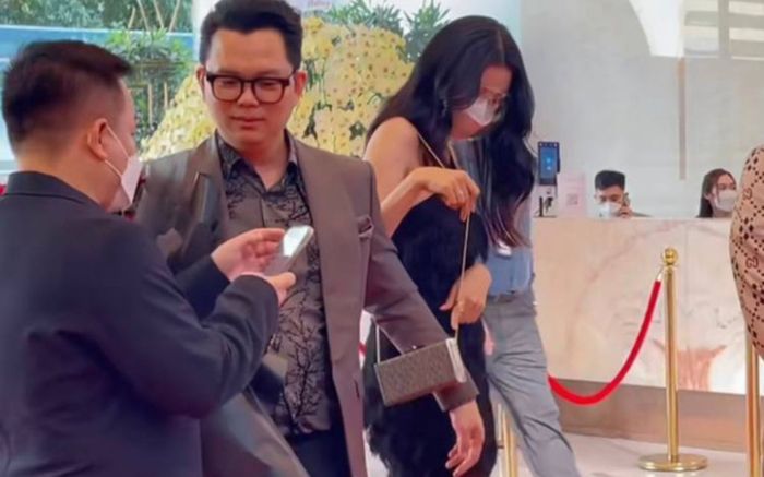 Thúy Vân khiến dân tình cười như được mùa: Một chiếc túi đến 2 người tranh nhau đeo