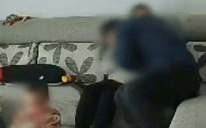 Thuê bảo mẫu về chăm sóc con trai, chủ nhà sốc nặng khi chứng kiến hành động của ả qua camera