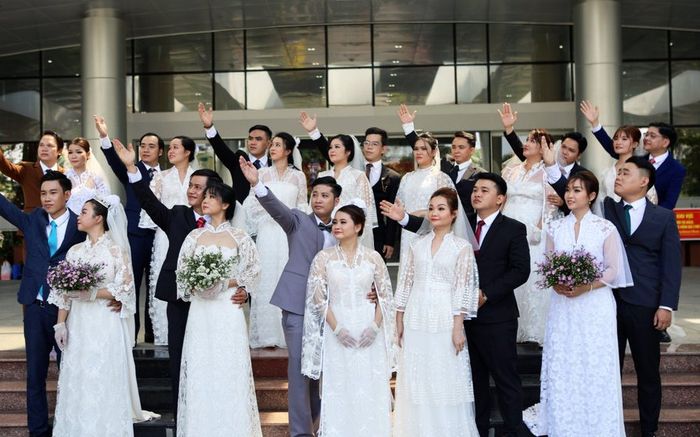 Đám cưới đặc biệt của 20 cặp đôi nhân viên y tế sau nhiều tháng hoãn để chống dịch