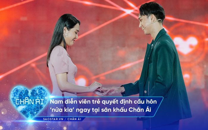 Chàng diễn viên trẻ quyết định cầu hôn 'một nửa' ngay trên sân khấu Chân Ái