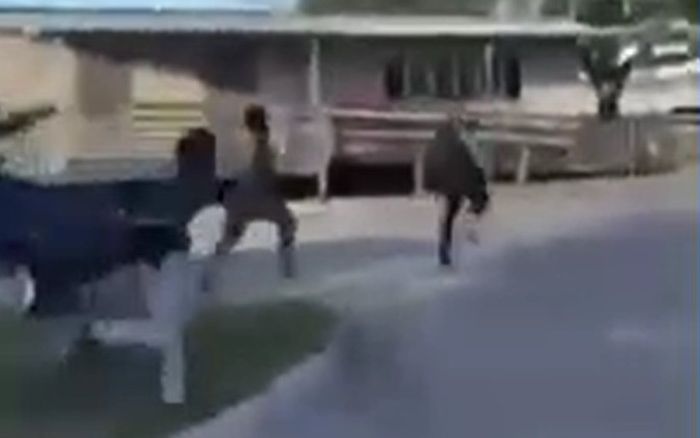 Clip: Bức xúc cảnh nhóm học sinh truy đuổi, hành hung thầy giáo ngay trong khuôn viên trường