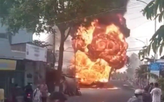 Clip: Tài xế dũng cảm lái xe bồn đang bốc cháy dữ dội để cứu cây xăng