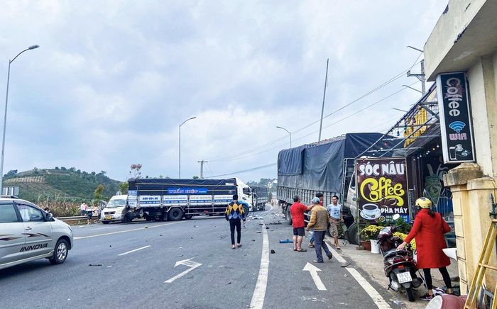 Tai nạn liên hoàn giữa 4 ô tô gây ùn tắc nghiêm trọng trên Quốc lộ 20 ở Lâm Đồng