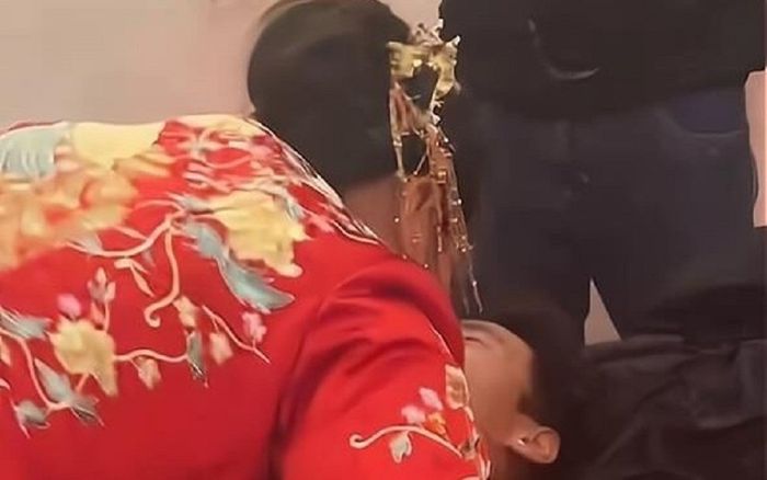 Cô dâu đút đồ ăn bằng miệng cho phù rể trên giường tân hôn, phản ứng của chú rể mới đáng chú ý