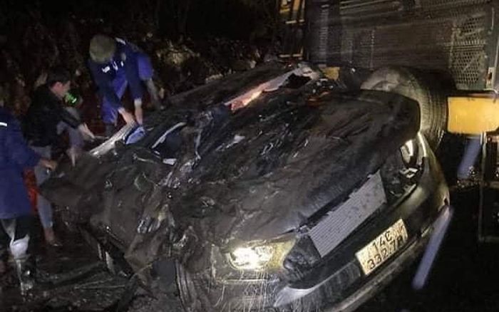 Xe chuyên dụng 90 tấn 'nghiền nát' xe bán tải giữa đêm mưa, công nhân cắt cabin cứu người