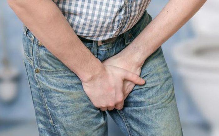 Đang xem điện thoại thì dương vật cương cứng, rồi bất ngờ bị gãy vì lý do hi hữu