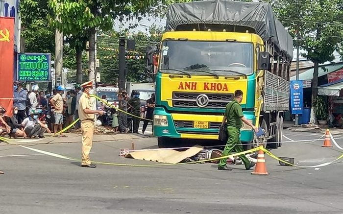 Cha đau đớn khóc ngất tại hiện trường con trai bị xe tải cán tử vong ở ngã tư Bình Dương