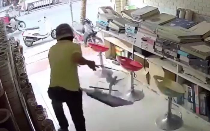 Clip: Người đàn ông chạy xe ga xông thẳng vào nhà dân trộm vẹt giữa ban ngày