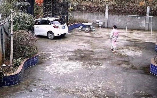 Tiễn chồng đi làm xa với thái độ lạnh nhạt, người vợ sau đó được cả cõi mạng tung hô vì một hành động