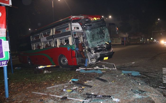 Hai xe khách giường nằm tông nhau lúc rạng sáng, nhiều hành khách la hét hoảng loạn