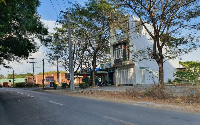 Chồng chạy xe máy đuổi theo chém liên tiếp vào mặt vợ rồi uống thuốc diệt cỏ tự tử