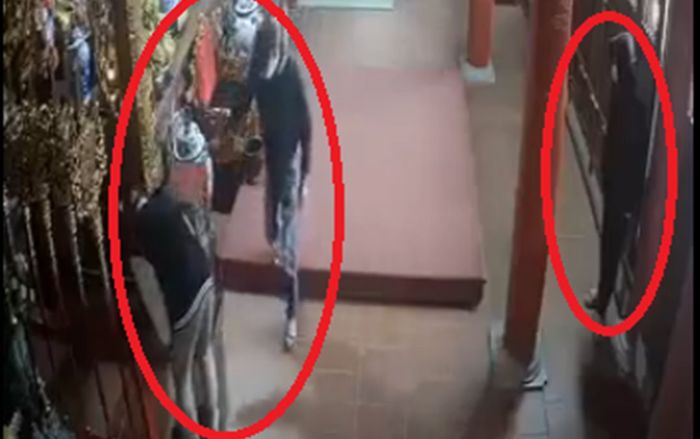 3 thanh niên mắt láo liên khi vào chùa, camera ghi lại cảnh tượng đáng xấu hổ