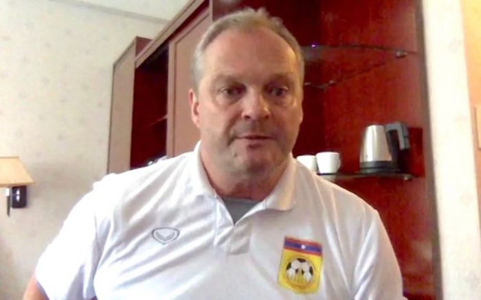 HLV Lào: Tôi không hiểu trọng tài có vấn đề gì mà cho Thái Lan hưởng phạt đền