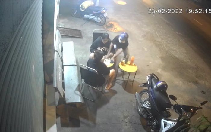 Clip: Thanh niên vờ hỏi mua hàng rồi giật tài sản xong tẩu thoát, 2 cô gái chỉ kịp nhìn theo bất lực