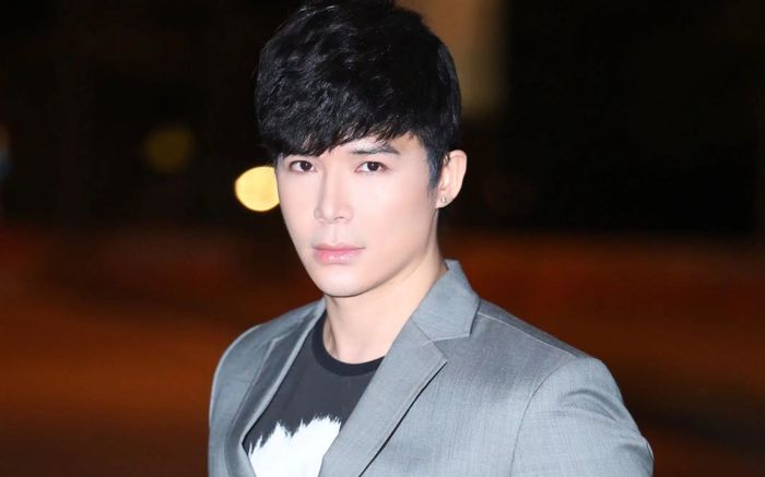 Nathan Lee làm điều này giữa drama với Cao Thái Sơn, gọi bạn trai Angela Phương Trinh bằng biệt danh mới?